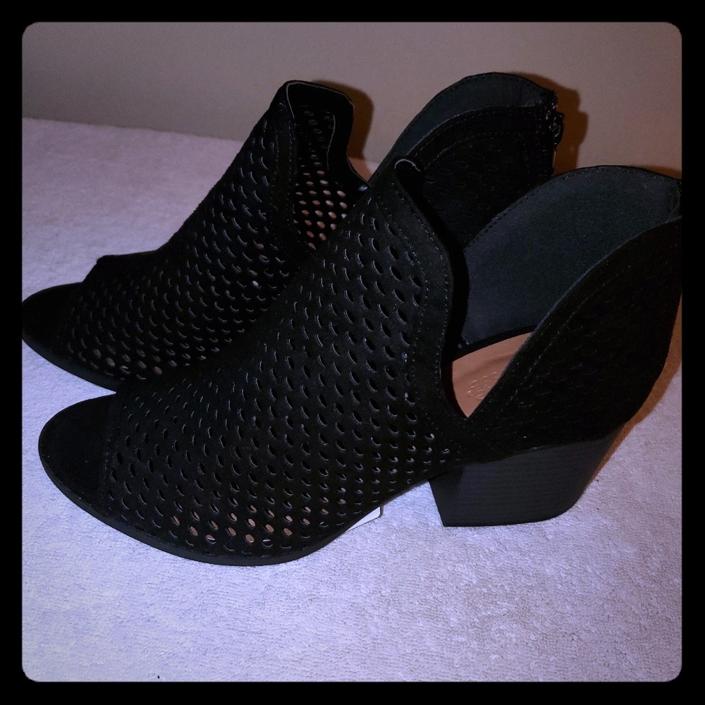 Performed ankle boots
